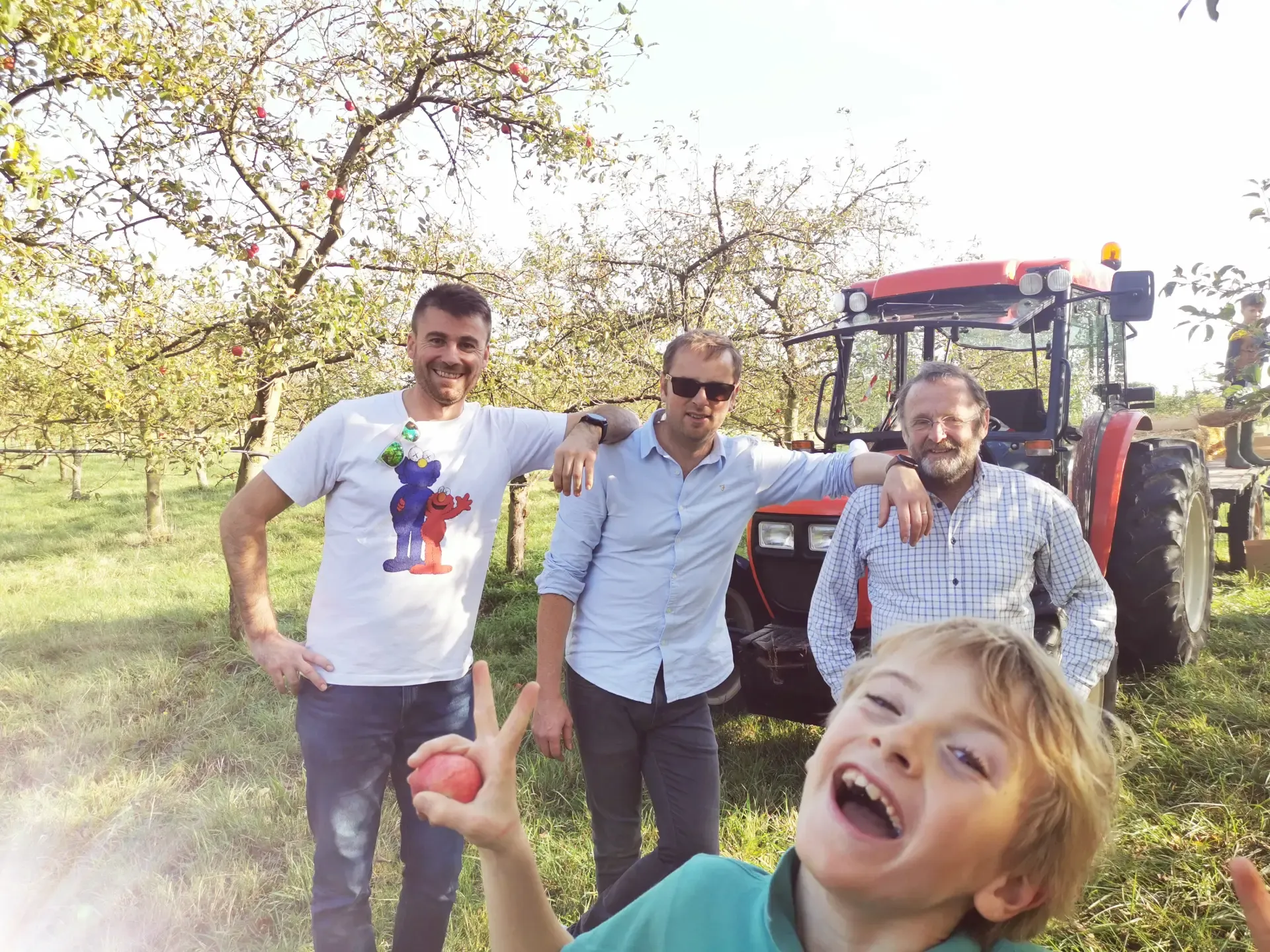 Les repreneurs du Domaine des Cinq Autels au verger, pendant le ramassage des pommes