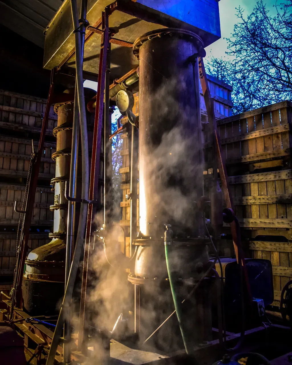 Alambique de cobre del Domaine des Cinq Autels en pleno funcionamiento, penacho de vapor durante la destilación del Calvados