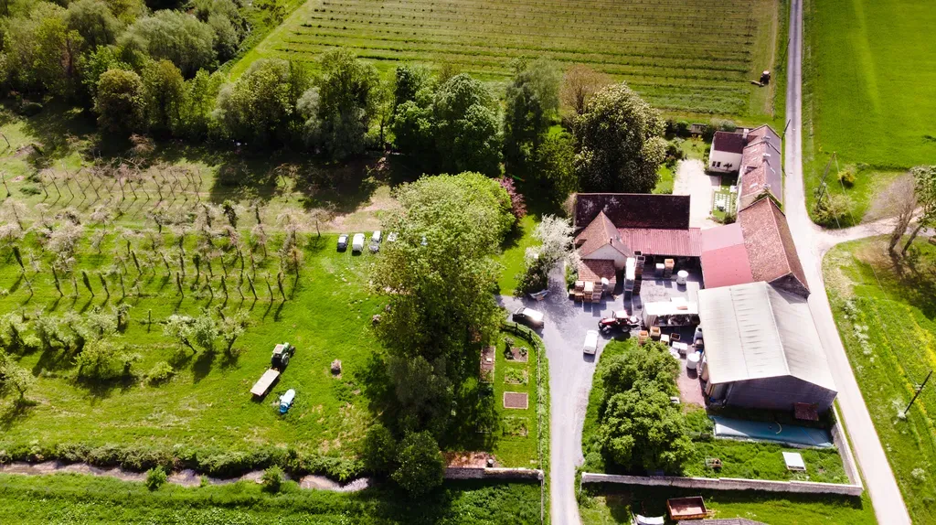 Vue aérienne du Domaine des Cinq Autels et de ses bâtiments en Val-ès-Dunes